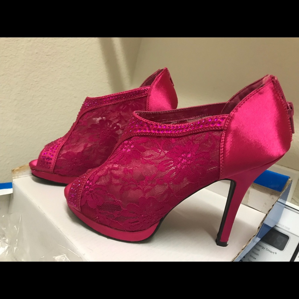 The blossom Apparel Fuschia pump 8.5